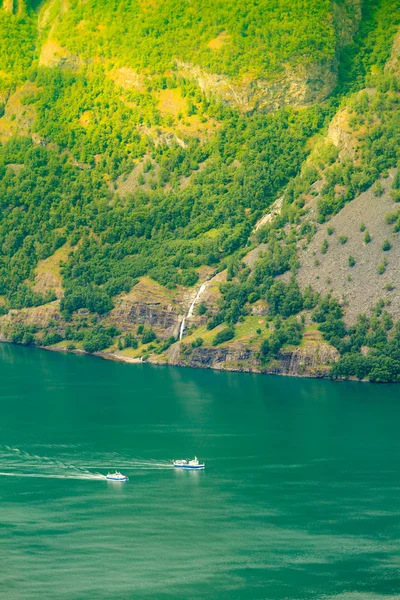 Statek wycieczkowy na norweski fiord — Zdjęcie stockowe