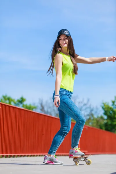 Tiener meisje skater paardrijden skateboard op straat. — Stockfoto