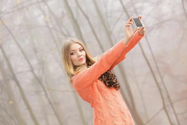 Piękne moda kobieta w parku przy selfie Zdjęcie. — Zdjęcie stockowe