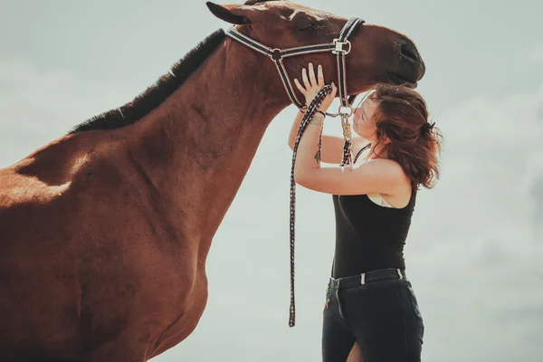 年轻女人女孩照顾马. — 图库照片