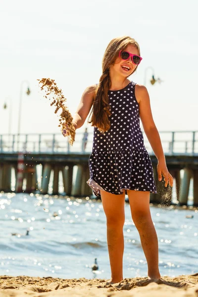 Menina se divertindo na praia . — Fotografia de Stock