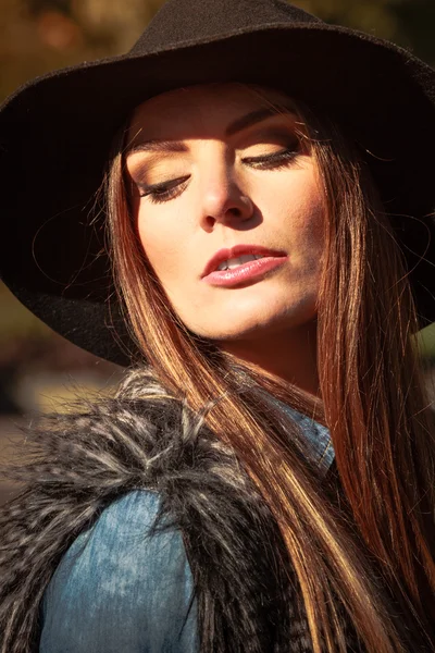 Pretty girl in park — Stock Photo, Image