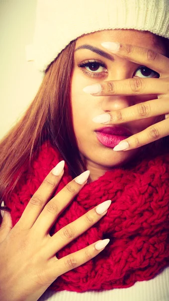 Femme montrant avec des ongles . — Photo