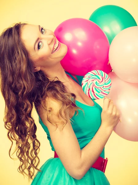 Mulher com balões coloridos e pirulito — Fotografia de Stock
