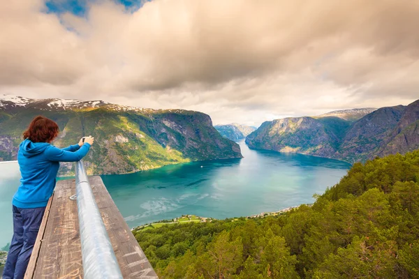 游客从挪威Stegastein的观点拍照 — 图库照片