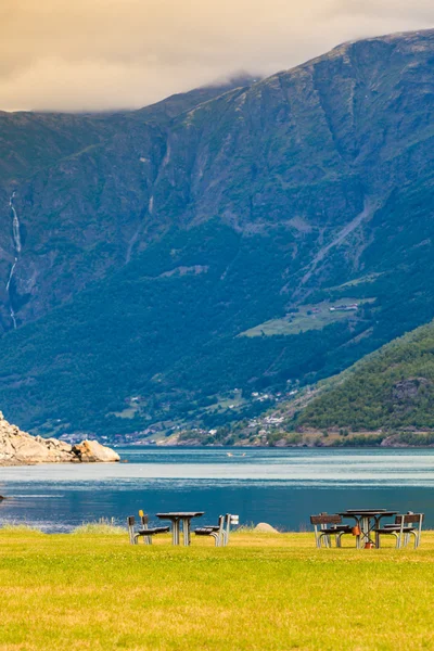 Piknikový stůl lokality a lavičky u fjordu v Norsku, — Stock fotografie