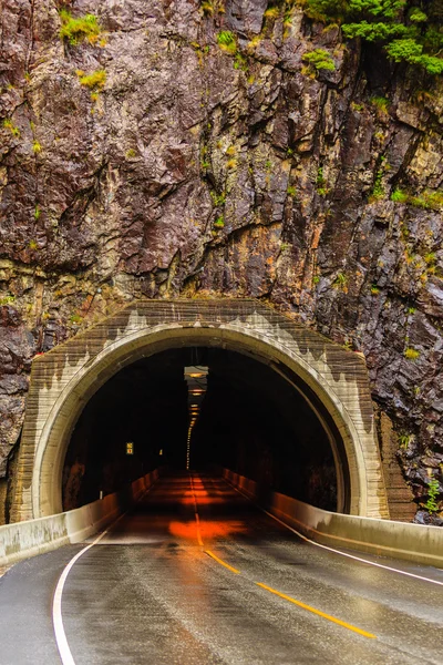 Tunnel sur la route de montagne norvégienne — Photo