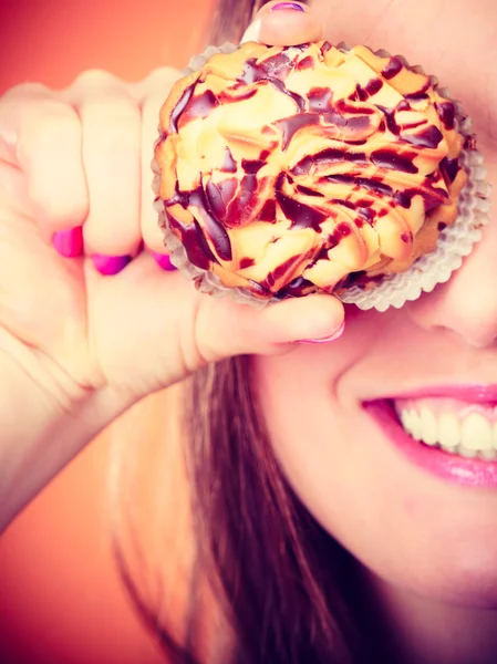 Donna divertente tiene la torta in mano coprendo l'occhio — Foto Stock