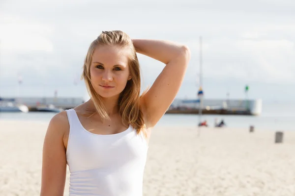 Portrait of beauty woman on marina — Stock Photo, Image