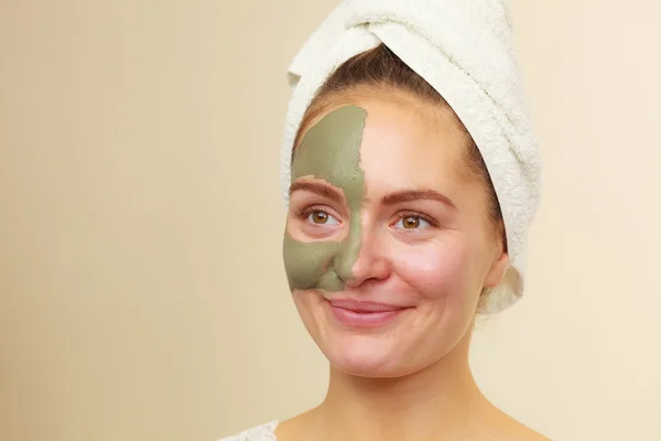 Cara de mujer con máscara de barro verde —  Fotos de Stock