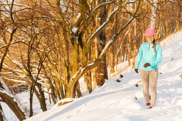 Girl exercising in winter — Stock Photo, Image