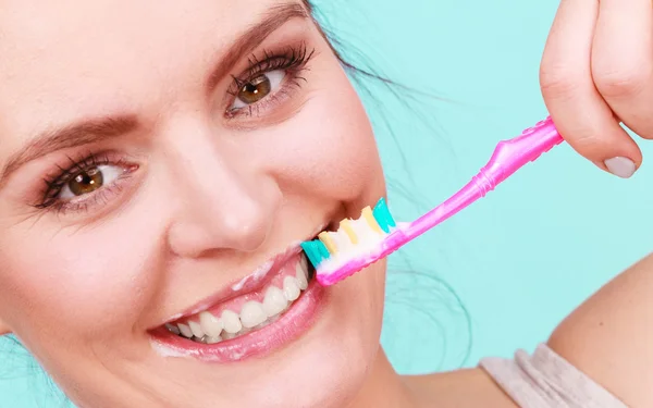 Žena Kartáčovací čištění zubů — Stock fotografie