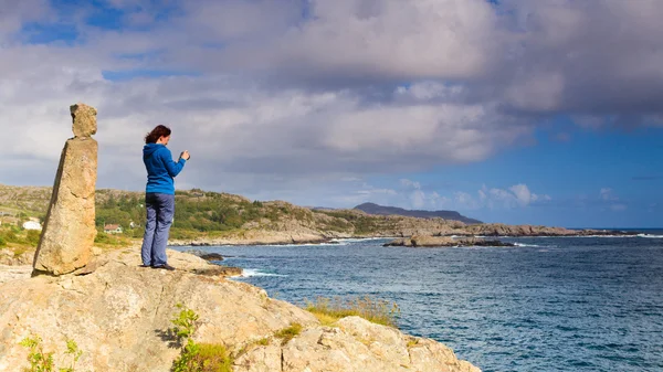 Žena turista fotografování s kamerou v Norsku — Stock fotografie