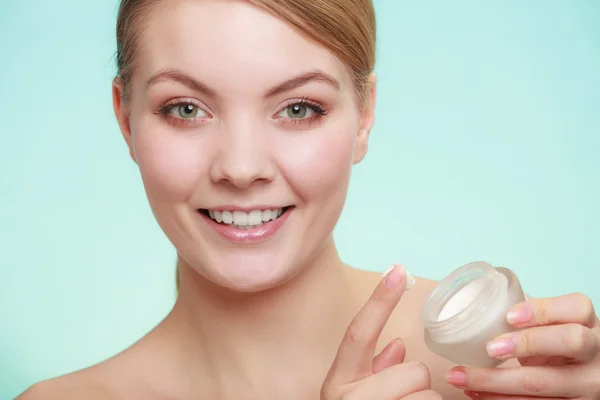 Mujer aplicando crema en su cara de piel. —  Fotos de Stock