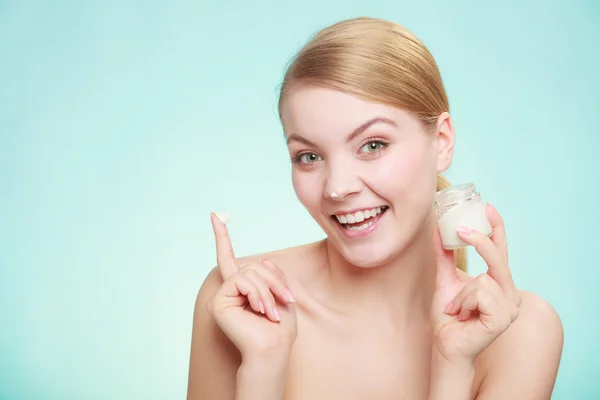 Mulher aplicando creme no rosto da pele . — Fotografia de Stock