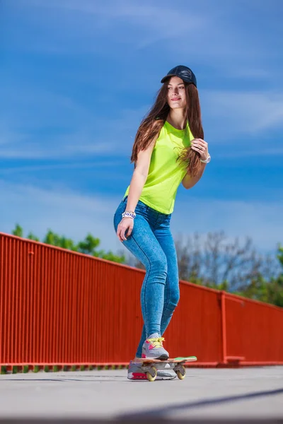 Chica adolescente skater montar monopatín en la calle. —  Fotos de Stock