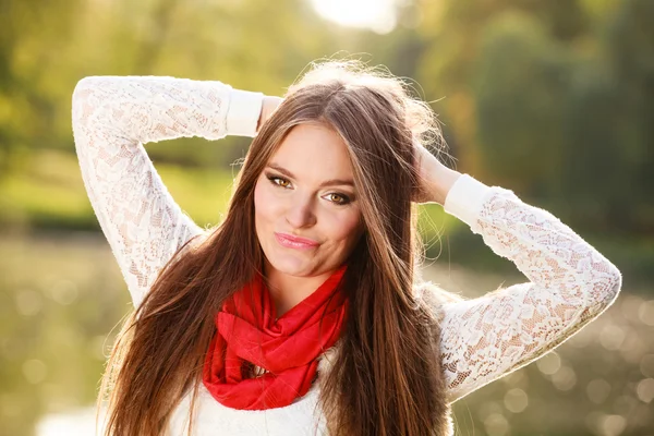 Portrait fille relaxant marche dans le parc automnal. — Photo