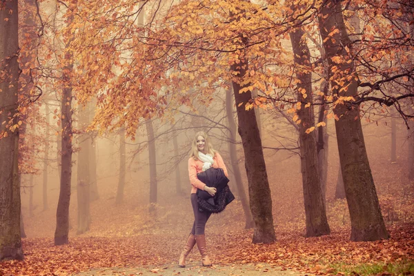 Donna di moda sorridente con giacca nel parco . — Foto Stock