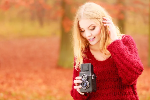 Krásná žena se starou kamerou. — Stock fotografie