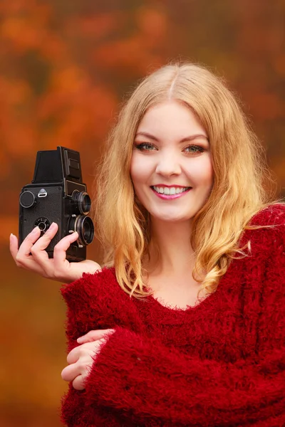 Söt leende kvinna med gamla vintage kamera. — Stockfoto