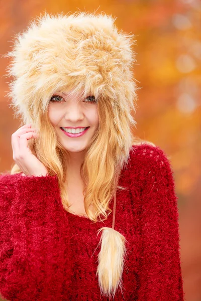 Ritratto di bella donna sorridente in pelliccia cappello invernale — Foto Stock