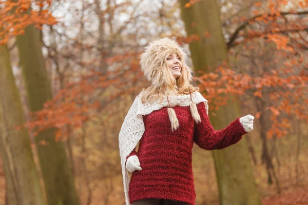 在秋天的公园森林里跑步的时尚女人. — 图库照片