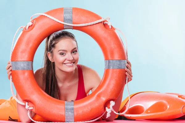 Salva-vidas mulher de serviço com bóia salva-vidas anel. — Fotografia de Stock