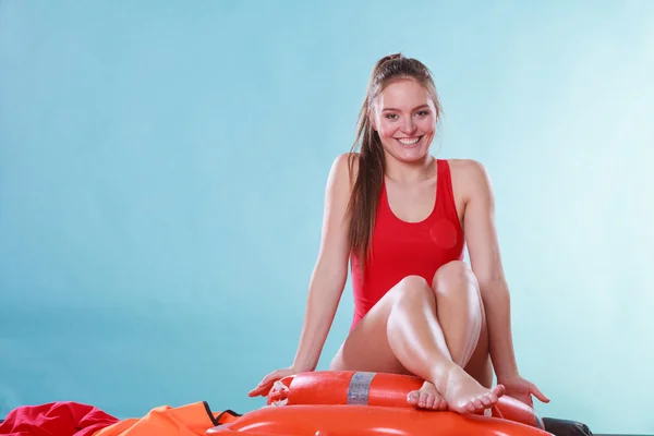 Happy lifeguard woman sitting on rescue ring buoy. — Stock Photo, Image