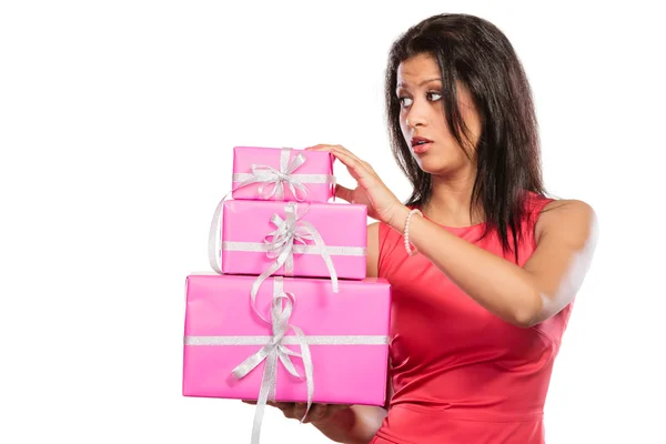 Menina de raça mista com caixas presentes. Natal. — Fotografia de Stock