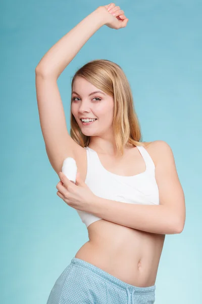 Meisje aanbrengen stok deodorant in oksel. — Stockfoto