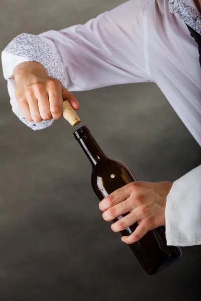 Číšník se otevře láhev vína. — Stock fotografie