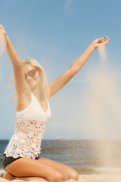 Pretty girl on beach. — Stock Photo, Image