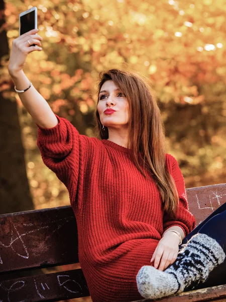 Girl taking self picture selfie with smartphone camera outdoors — Stock Photo, Image