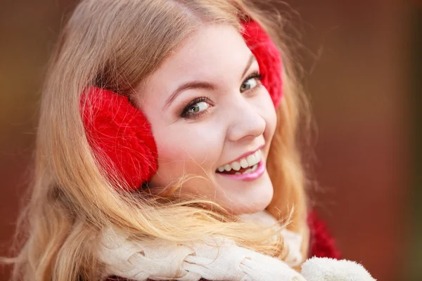 Mooie mooie vrouw in oorkappen. — Stockfoto