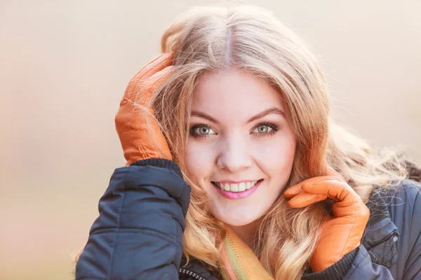 Portret van vrij lachende vrouw in jas. — Stockfoto