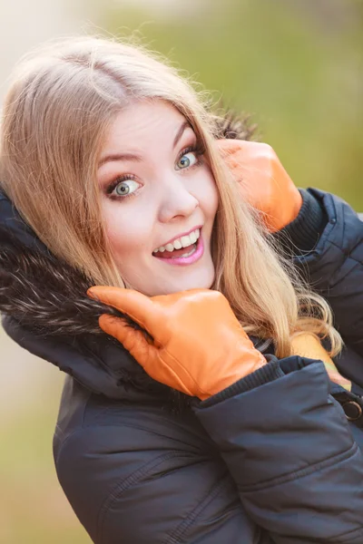 Retrato de mujer bonita sonriente con chaqueta . — Foto de Stock