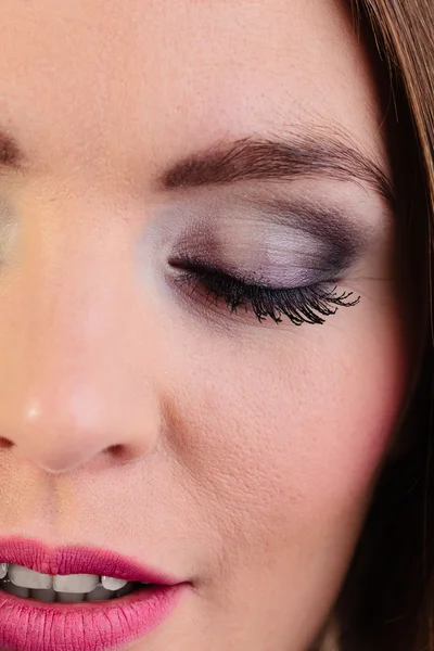 Cara femenina con maquillaje y ojos cerrados . —  Fotos de Stock