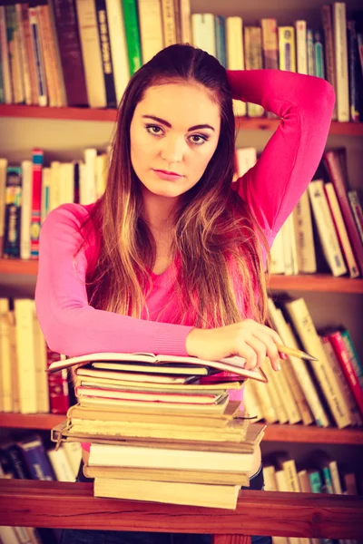 Chica cansada estudiante en la biblioteca universitaria —  Fotos de Stock