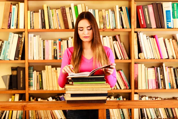 Studente ragazza nella biblioteca del college — Foto Stock