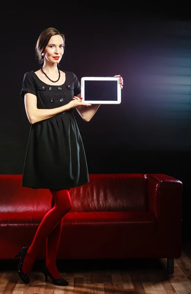 Mujer estilo retro mostrando tableta — Foto de Stock
