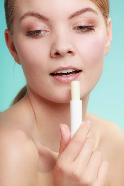 Donna che applica balsamo per labbra — Foto Stock