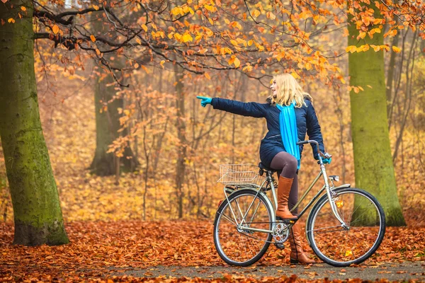 Aktif kadın binicilik bisiklet sonbahar Park. — Stok fotoğraf