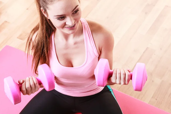 Woman lifting two dumbbells. — Stock Photo, Image