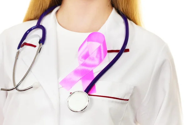 Médico con el símbolo de las ayudas de cinta de cáncer rosa en el pecho —  Fotos de Stock