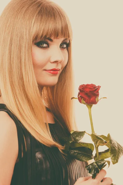 Frau wunderschöne Mädchen dunkles Make-up hält Rose Blume — Stockfoto