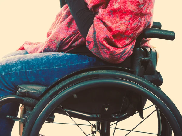 Pernas da pessoa com deficiência . — Fotografia de Stock