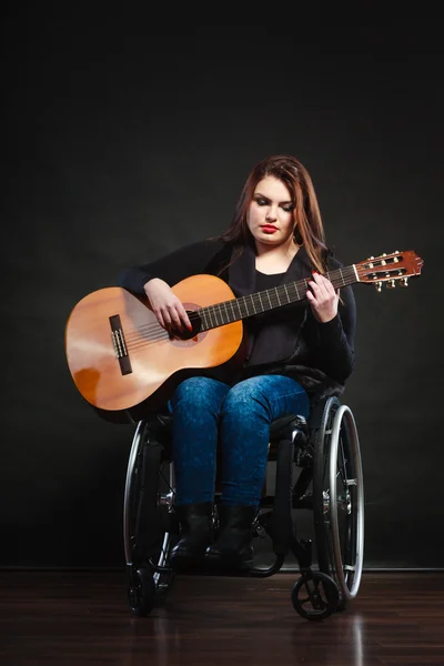 Handicapped girl holding guitar. — Stock Photo, Image