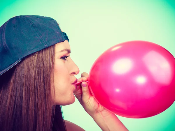 Teen girl blowing red balloon. — Stock Photo, Image