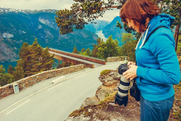 Touristin fotografiert vom Stegastein-Aussichtspunkt Norwegen — Stockfoto