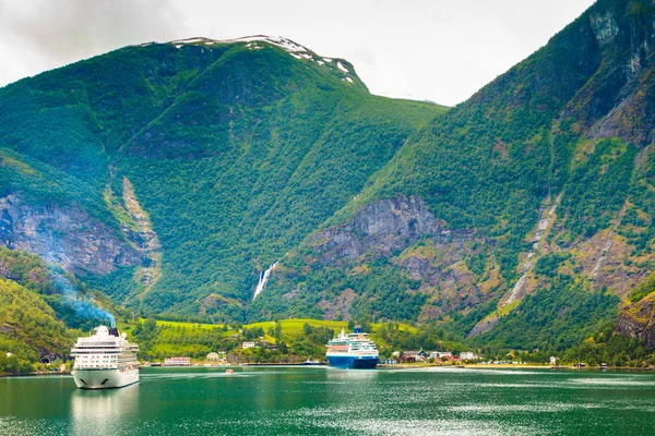 Statek wycieczkowy na fiord Sognefjord w Norwegii Flam — Zdjęcie stockowe